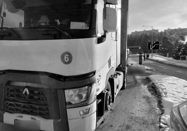 Tragédia v Dolnom Kubíne, pri dopravnej nehode zahynula 75-ročná žena, zrazilo ju nákladné vozidlo – FOTO