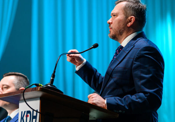 Kto hovorí o neutralite je hazardér a samovrah, Fico podľa Karasa hazarduje aj so slovenskou štátnosťou