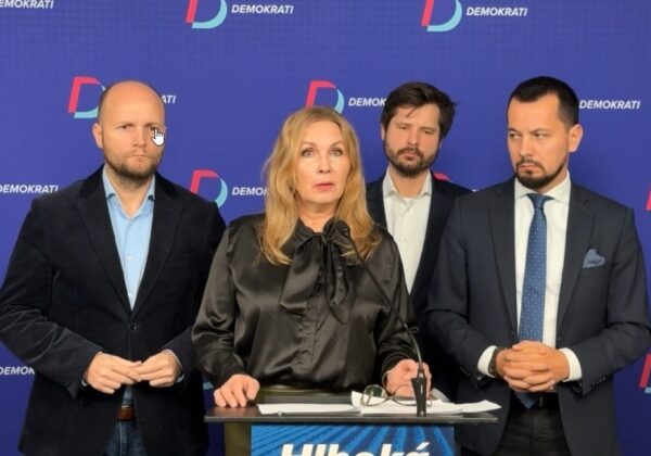 Šubová opísala raziu vo svojom byte. Političke takmer vyvalili dvere, zaistili jej telefón aj počítač – VIDEO