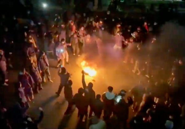 Protesty a napätie v Iráne eskalujú, Slovensko reaguje evakuáciou diplomatov – FOTO