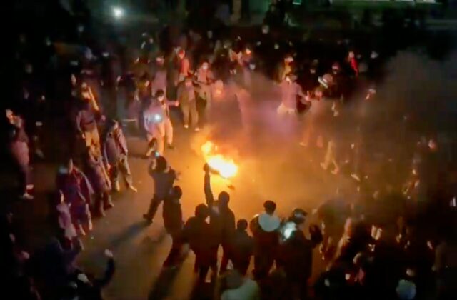 Protesty a napätie v Iráne eskalujú, Slovensko reaguje evakuáciou diplomatov – FOTO