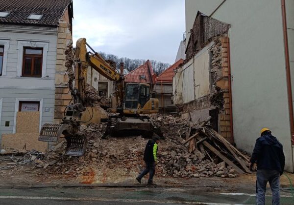 Zbúraním historickej budovy v Trenčíne bol porušený zákon, vlastník môže dostať pokutu až jeden milión eur