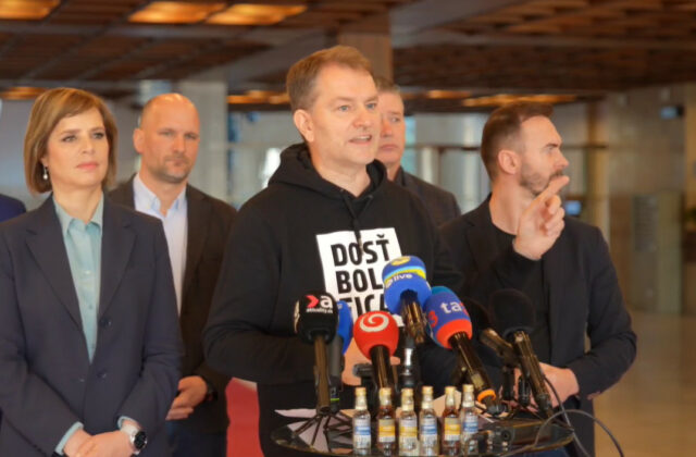 Opozícia kritizuje nový rokovací poriadok, Šimečka hovorí o náhubku a Matovič o pokračujúcom pití alkoholu v parlamente – VIDEO