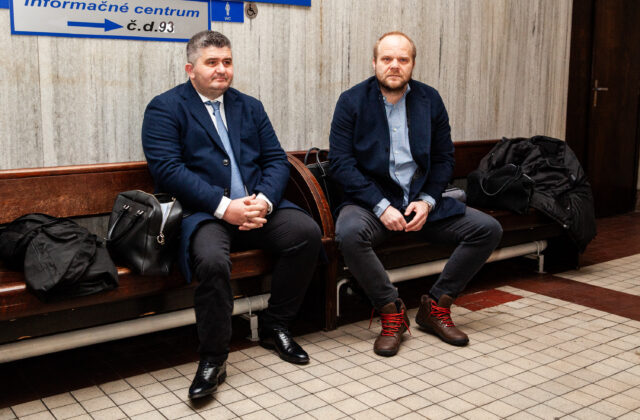 Proces v kauze Five Star Residence sa začal, dvaja obžalovaní priznali vinu, Kočner chýbal – VIDEO