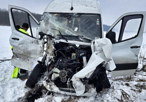 Vážna nehoda na železničnom priecestí, vodič dodávky skončil s ťažkými zraneniami v nemocnici – FOTO