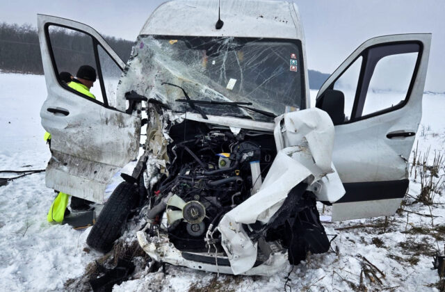 Vážna nehoda na železničnom priecestí, vodič dodávky skončil s ťažkými zraneniami v nemocnici – FOTO