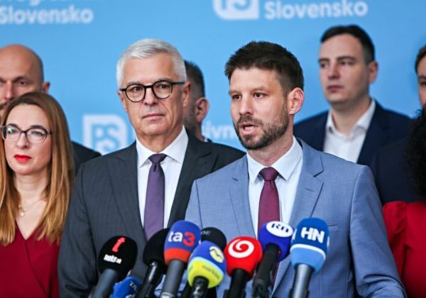 Šimečka skritizoval vyjadrenia najvyšších ústavných činiteľov, označil ich za „krčmové reči“ a Ficovi poradil založiť si podcast – VIDEO