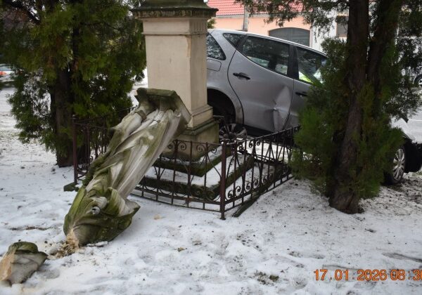 Mladý vodič zišiel v Boleráze z cesty, doplatila na to socha svätého Rochusa – FOTO