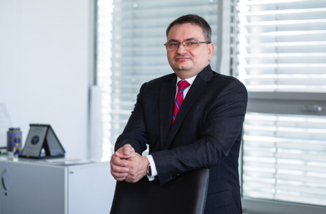 Slovensko starne a pracovná sila mizne. Zdravý a skúsený zamestnanec sa stáva zlatom firiem