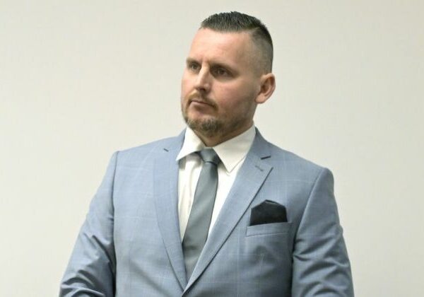 Darček pre Bombica a bezpečný prístav pre extrémistov. Nadácia Zastavme korupciu kritizuje návrh SNS