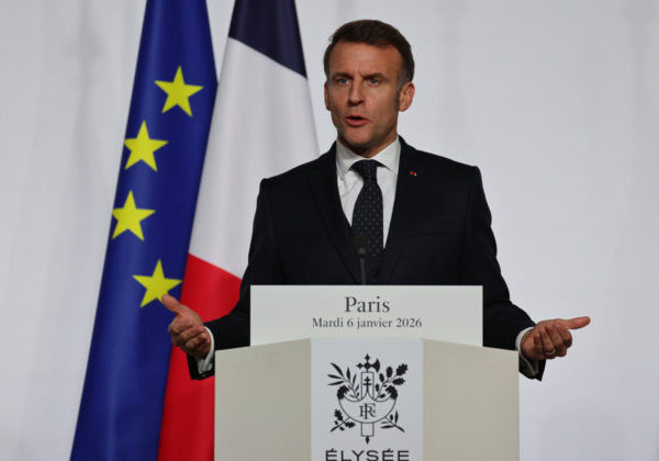 Macron chce na Ukrajinu vyslať 6-tisíc vojakov, nebudú však na fronte