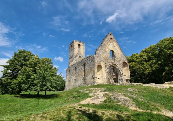 Na zrúcanine Katarínka vlani pokračoval archeologický výskum aj odkrývanie kláštornej pivnice
