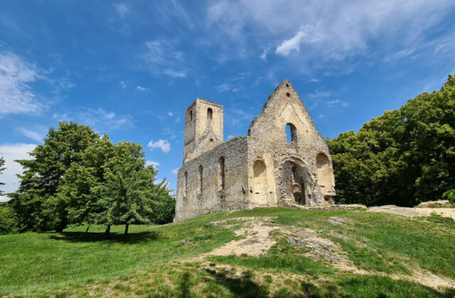 Na zrúcanine Katarínka vlani pokračoval archeologický výskum aj odkrývanie kláštornej pivnice