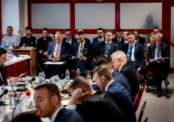 Polovica mestských častí Bratislavy nedostala financie, PS kritizuje vládu na výjazdovom rokovaní