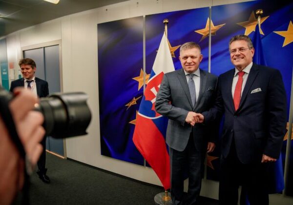 SNS vyzýva Fica na výmenu Maroša Šefčoviča v Európskej komisii, hovorí o rozpore medzi slovami a činmi vlády