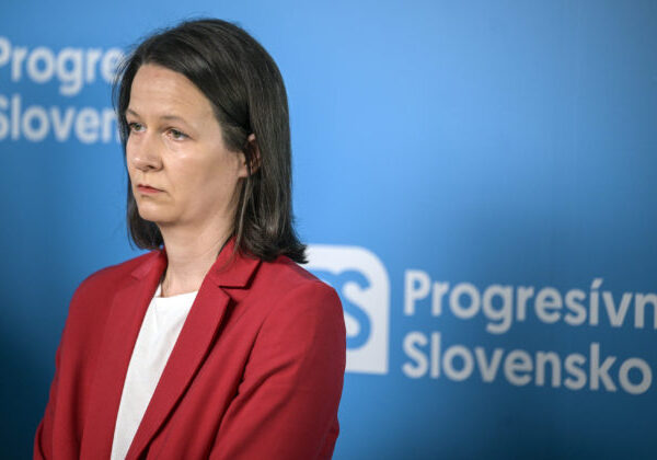 Progresívci žiadajú vysvetlenie vyšetrovania nehody riaditeľa SIS, navrhujú predvolať Šutaja Eštoka na brannobezpečnostný výbor