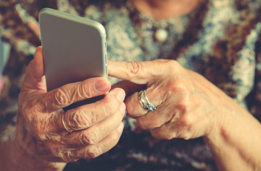 Muž oklamal 76-ročnú seniorku a obral ju o pätnásťtisíc eur, hrozí mu osem rokov väzenia