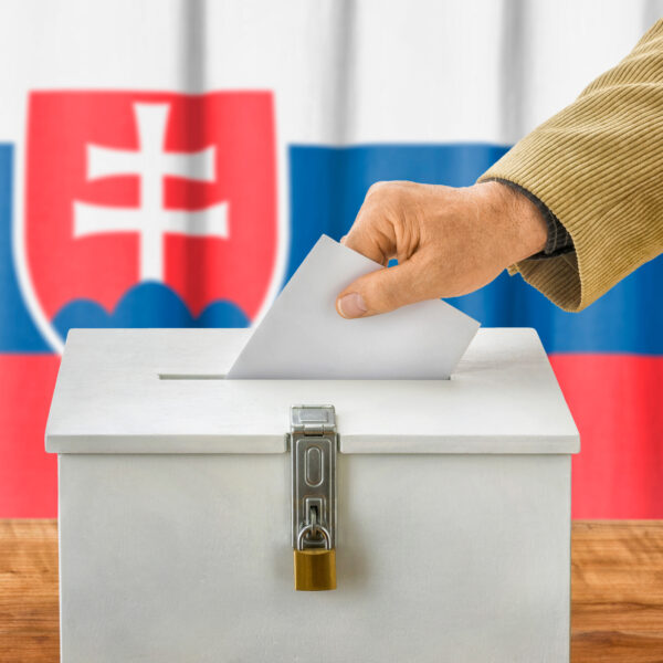 Politológ Lenč: Zrušenie voľby poštou zo zahraničia môže mať aj opačný efekt, než vláda očakáva