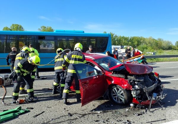 Dopravná nehoda pri Piešťanoch. Zrážka autobusu s osobnými autami si vyžiadala viacero zranených – FOTO