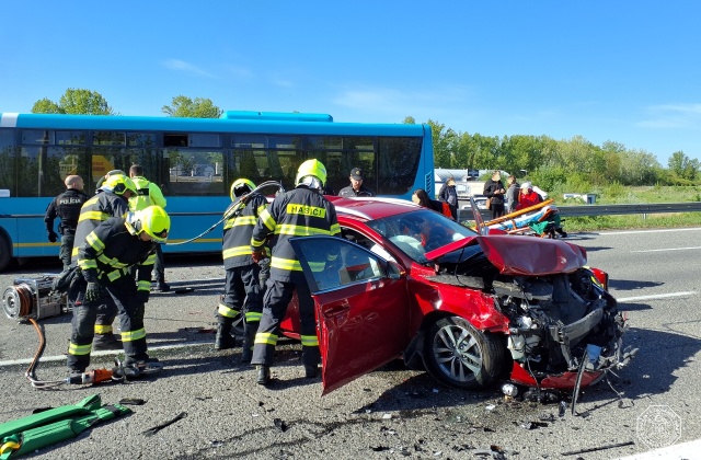 Dopravná nehoda pri Piešťanoch. Zrážka autobusu s osobnými autami si vyžiadala viacero zranených – FOTO