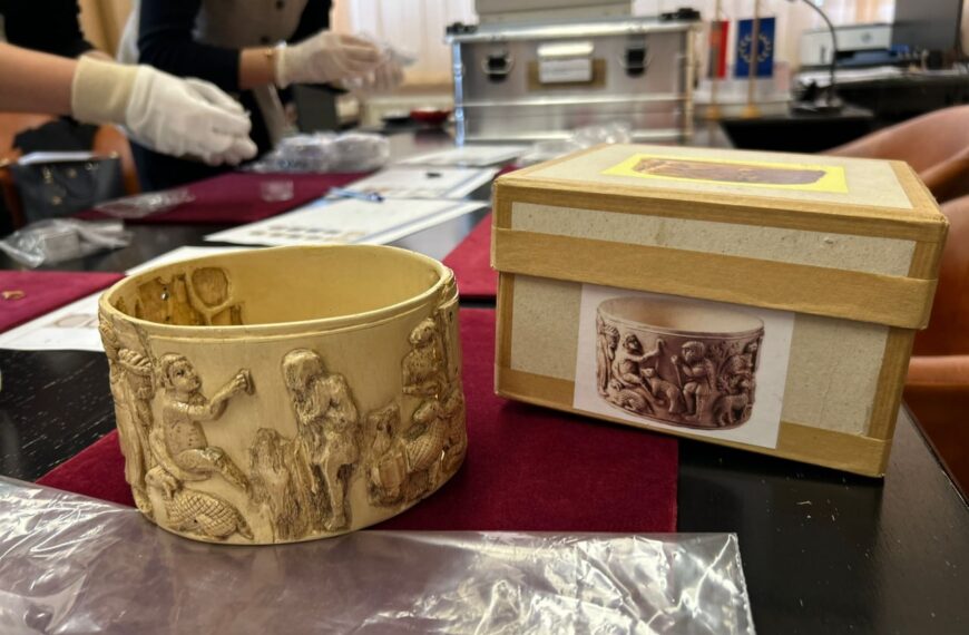 Najvzácnejšie veľkomoravské nálezy previezli z Nitry do Čiech na výstavu, sprevádzala ich policajná eskorta – VIDEO, FOTO