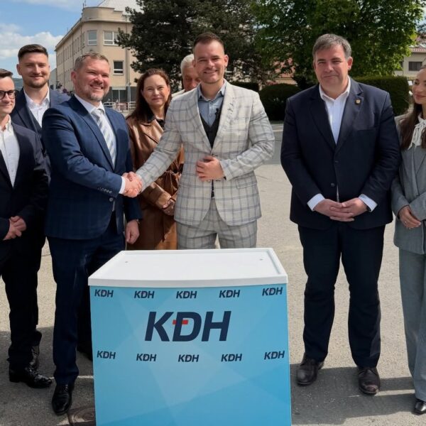 Kandidátom KDH na primátora Hlohovca je Ľubomír Petrek, z námestia nemá byť podľa neho parkovisko – VIDEO