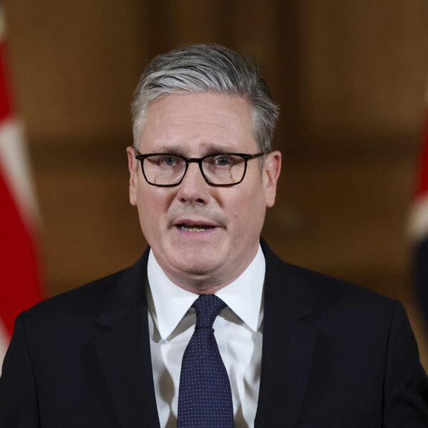 Britskí ministri vyjadrili podporu Starmerovi. Premiér čelí škandálom okolo dlhoročného spojenca Jeffreyho Epsteina