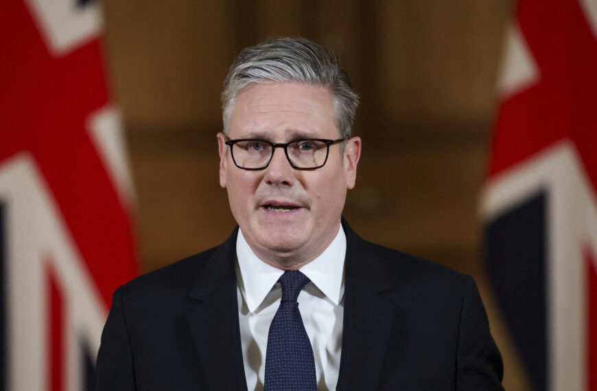 Britskí ministri vyjadrili podporu Starmerovi. Premiér čelí škandálom okolo dlhoročného spojenca Jeffreyho Epsteina