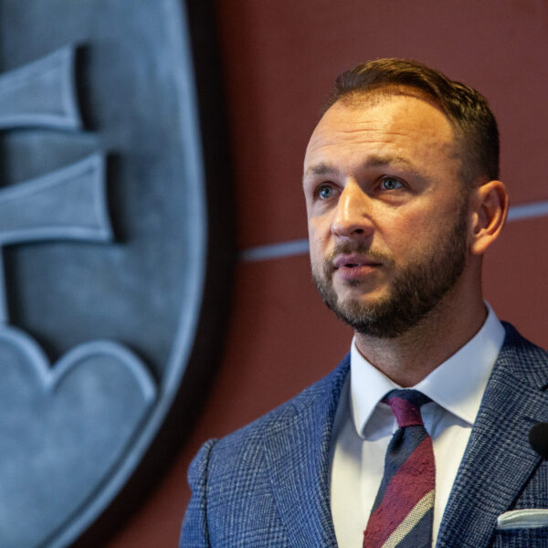 Poslanci budú rokovať o odvolaní Šutaja Eštoka, dôvodom sú sporné rozhodnutia aj stav polície