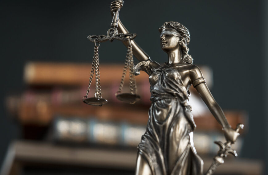 Inštitút kajúcnika vznikol v Taliansku v rámci boja proti terorizmu, neskôr sa sprísnili podmienky jeho využívania