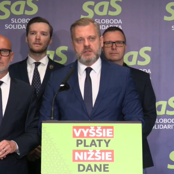 Liberáli podávajú podnet na odvolanie Šutaja Eštoka, opozícia spochybňuje jeho vedenie ministerstva – VIDEO