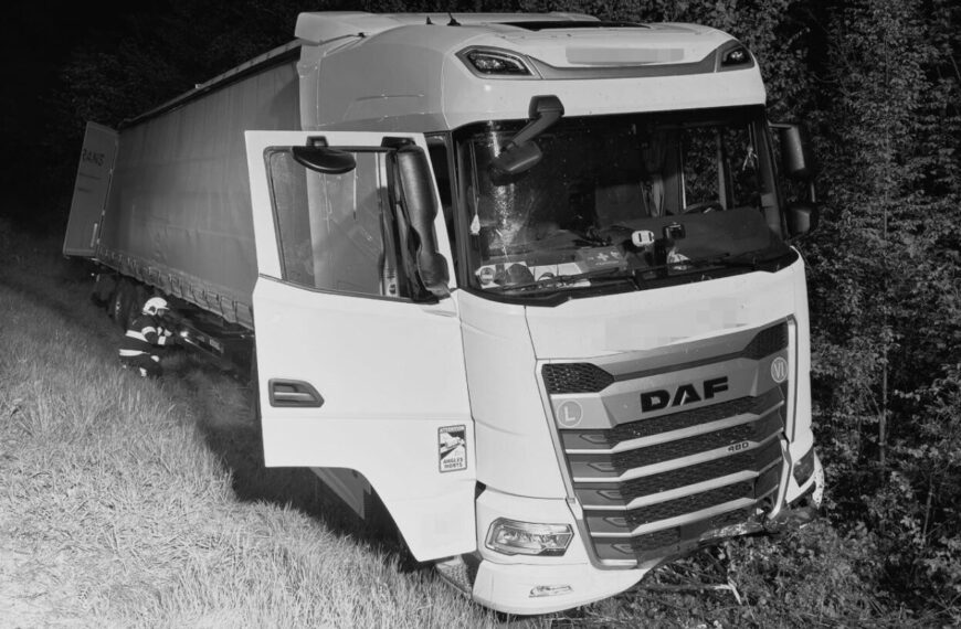 Kamión zišiel z cesty pri obci Slavec, vodič utrpel zranenia nezlučiteľné so životom – FOTO