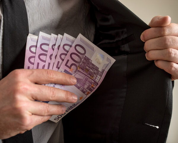 Zamestnankyne úradu práce v Pezinku zneužili systém pomoci počas pandémie, vznikla škoda viac ako pol milióna eur