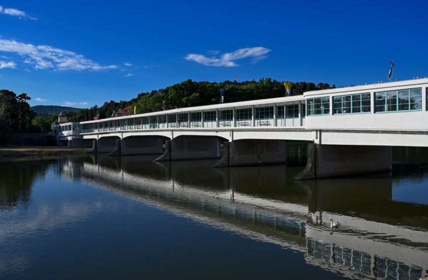 Ikonickému Kolonádovému mostu v Piešťanoch spevnia piliere, mesto hľadá zhotoviteľa