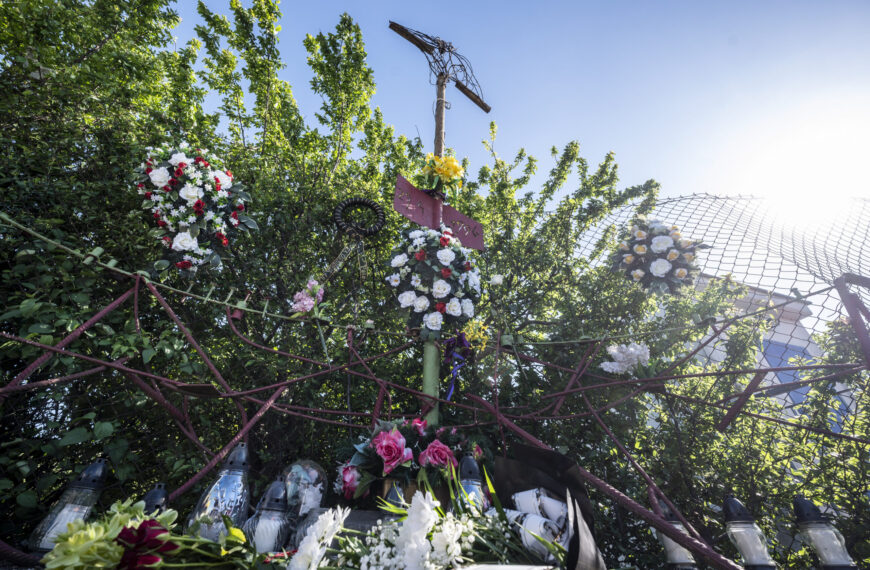 Top foto dňa (30. apríl 2026): Panychída za Róberta Remiáša, sakury a nový náčelník GŠ OS SR