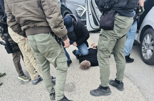 Hľadaný muž skončil v rukách polície, je podozrivý z viacerých trestných činov – FOTO