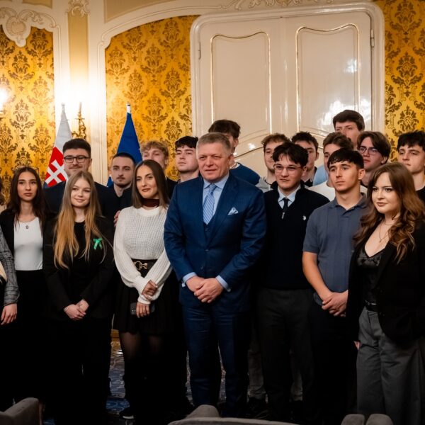 Fico na diskusii so študentmi zdôraznil, že skutočná sila sa začína doma, nie v Bruseli – VIDEO, FOTO