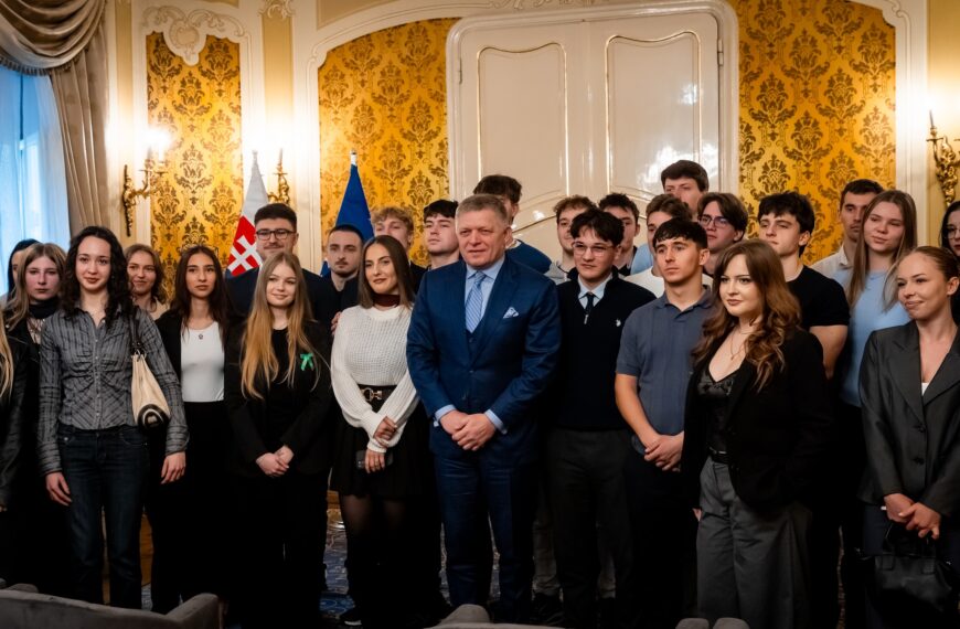 Fico na diskusii so študentmi zdôraznil, že skutočná sila sa začína doma, nie v Bruseli – VIDEO, FOTO