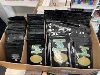 Finančná správa zadržala v Trenčíne rekordné množstvo zakázaného kratomu, prípad si namieste prevzala polícia – FOTO