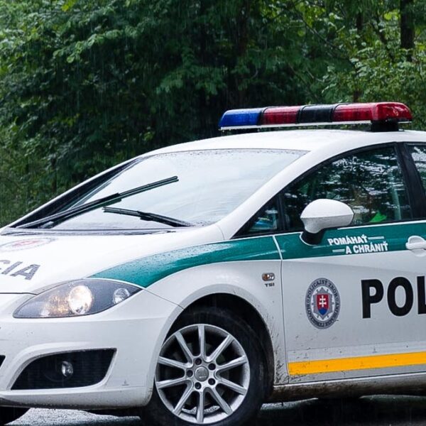 Polícia upozorňuje na dopravné obmedzenie v úseku horského priechodu Dargov, odstraňujú tam zhorený autobus