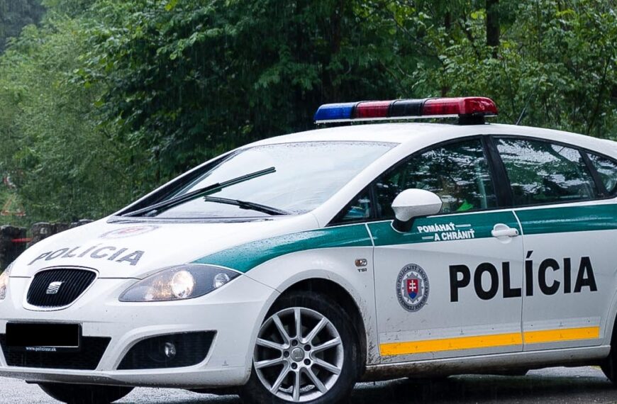 Polícia upozorňuje na dopravné obmedzenie v úseku horského priechodu Dargov, odstraňujú tam zhorený autobus