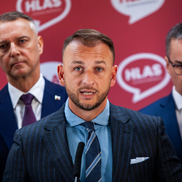 Hlas-SD v prieskume výraznejšie poklesol, predbehlo ho trio opozičných subjektov