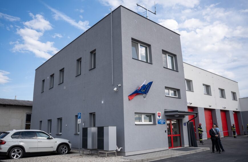 Minister vnútra Šutaj Eštok odovzdal v Poltári do užívania novú hasičskú stanicu