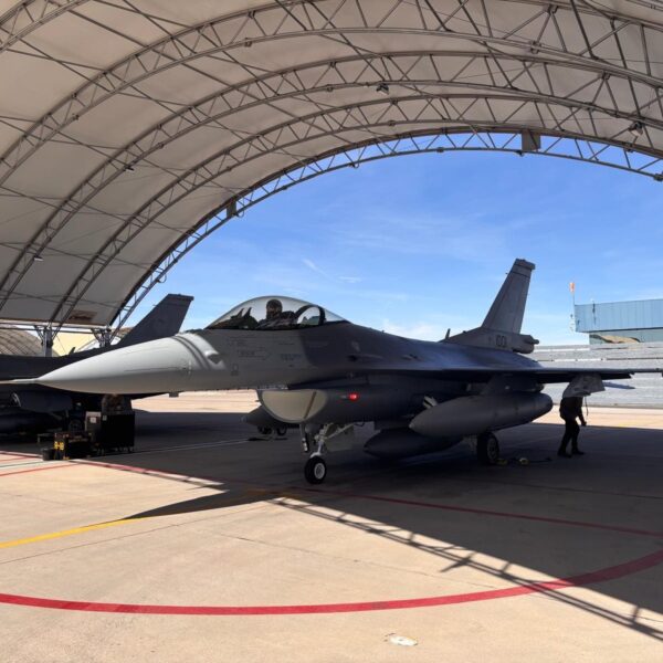 Slovenské vzdušné sily majú kompletnú flotilu. Posledná F-16 dorazila do Tucsonu, piloti ju už prevzali – FOTO