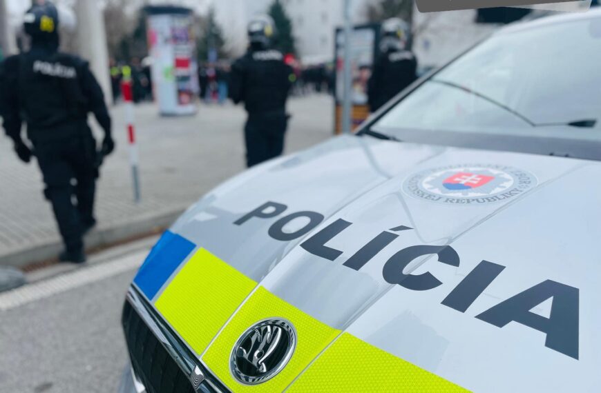 Dopravnú nehodu v obci Láb neprežil motocyklista, vodič narazil do stromu