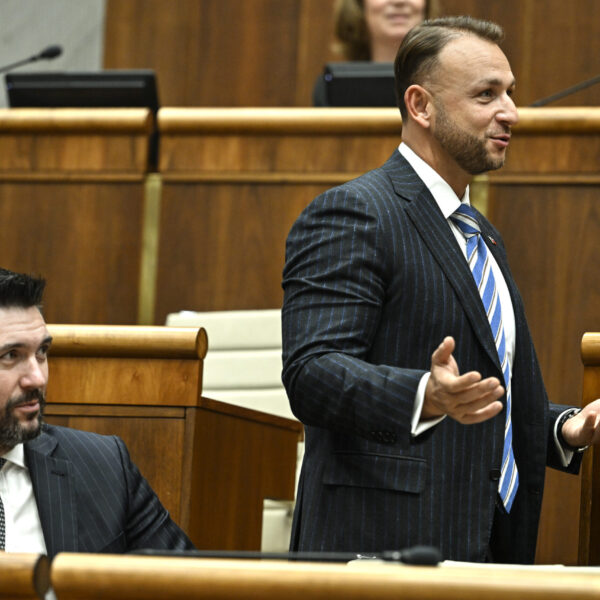 Odvolávanie Šutaja Eštoka sa v parlamente nezačalo ani v piatok, schôdzu sa nepodarilo otvoriť – VIDEO