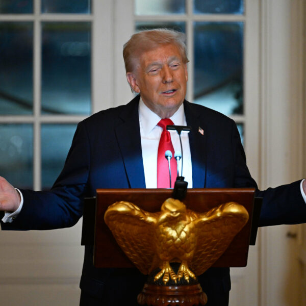 Trump ustúpil zo sankcií, USA dočasne povolili ruskú ropu, dôvodom je rast cien a napätie vo svete