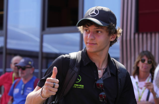 Kimi Antonelli najmladším jazdcom s pole position v histórii F1. Mercedes v Číne ukázal formu