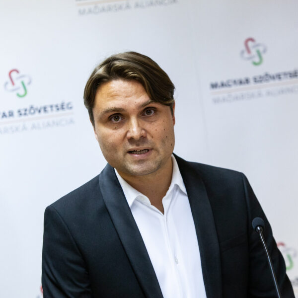 Fico by mohol vypustením „lex Beneš“ z Trestného zákona vyriešiť napätie v spoločnosti, tvrdí šéf Maďarskej aliancie Gubík