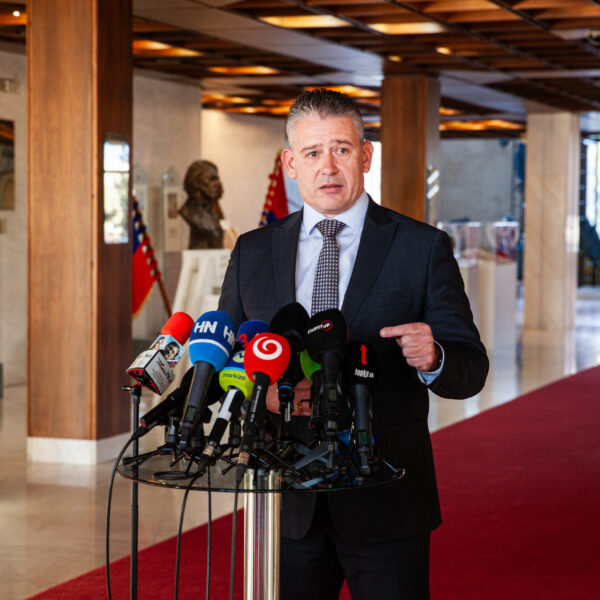 Opozičný poslanec Mikulec sa pýta, prečo koalícia po útoku na Ferenčáka nezvoláva tlačovky
